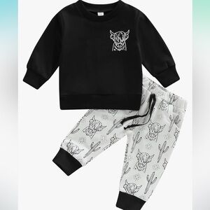 NWOT Cow set. Size 90 (18-24 months) Ling sleeve fleece top and jogger bottoms.